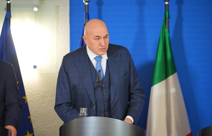 الكشف
      عن
      شراكات
      واتفاقيات
      خلال
      أول
      أيام
      «معرض
      الدفاع
      العالمي»