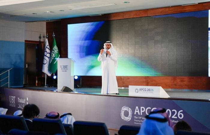 ألف
      زهرة
      تتفتح
      تطريزاً
      على
      الأوشحة
      وفساتين
      السهرة