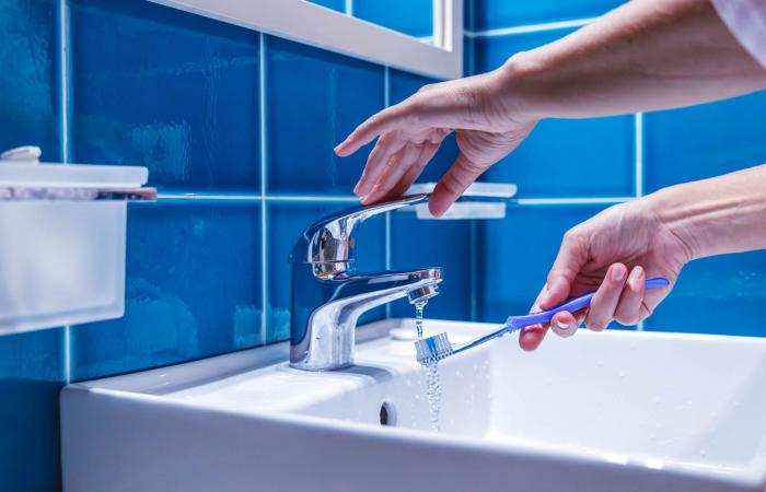 تنظيف الأسنان بطريقة خاطئة؟ 5 نصائح يقدمها خبير لتحسين نظافة الفم