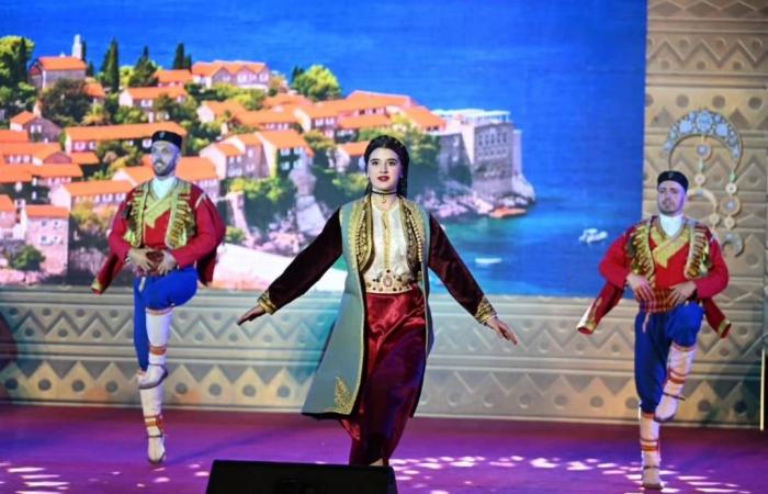 مهرجان
      «الثقافة
      والفنون»
      ينعش
      الموسم
      السياحي
      في
      أسوان