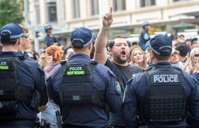 الآلاف
      يتظاهرون
      في
      سيدني
      احتجاجاً
      على
      زيارة
      الرئيس
      الإسرائيلي