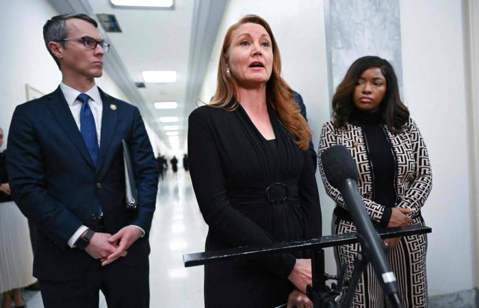 غيلين
      ماكسويل
      شريكة
      إبستين
      ترفض
      الرد
      على
      أسئلة
      لجنة
      في
      الكونغرس
      الأميركي