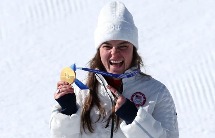 ينفصل المعدن عن الشريطة.. جدل بسبب خلل بميداليات الألعاب الأولمبية الشتوية في ميلانو