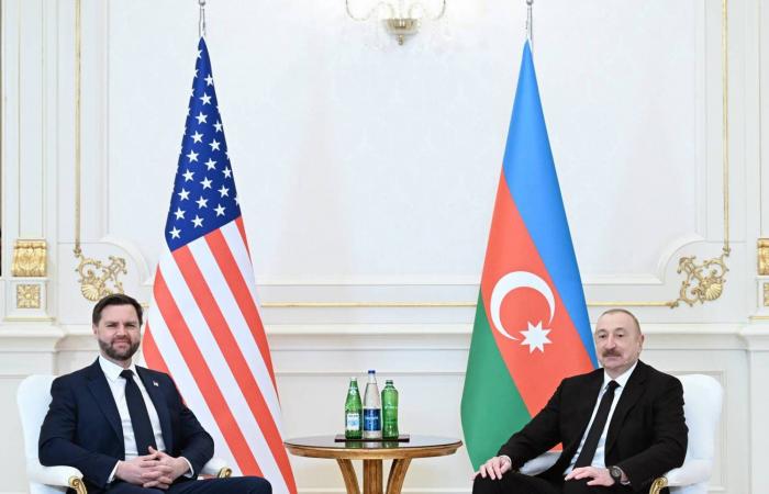 مسيرة
      من
      أجل
      السلام...
      رهبان
      بوذيون
      ينهون
      رحلة
      طولها
      3700
      كيلومتر
      في
      واشنطن