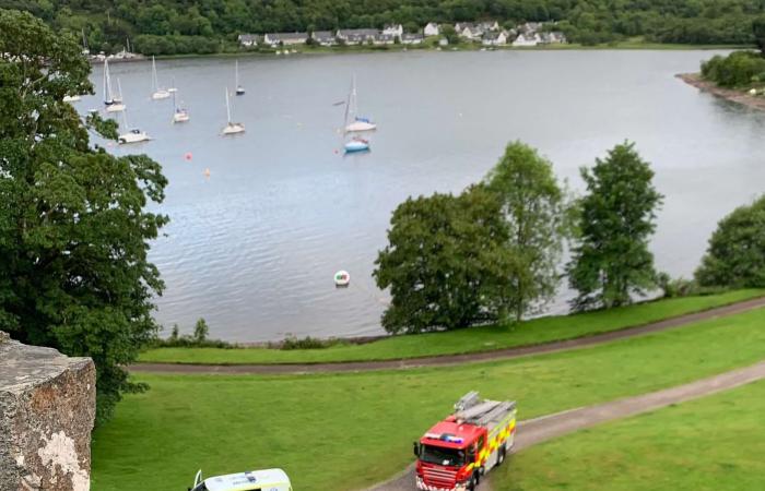 سائحتان أمريكيتان تعلقان داخل قلعة في اسكتلندا..كيف أنقذهما رجال الإطفاء؟