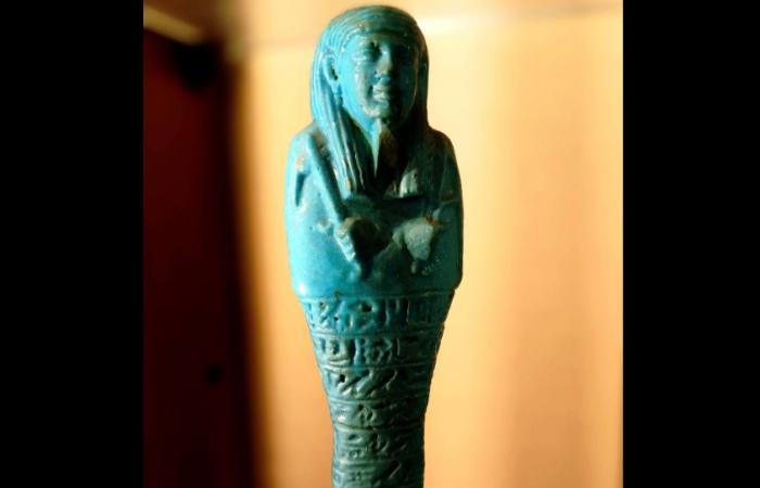 «المجيبون»...
      تماثيل
      «الأوشابتي»
      تروي
      أسرار
      الحياة
      الأبدية
      في
      المتحف
      المصري