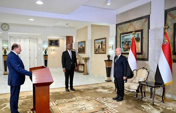 العليمي
      يرسم
      خريطة
      عمل
      حكومة
      الزنداني
      ويحذر
      من
      الفشل