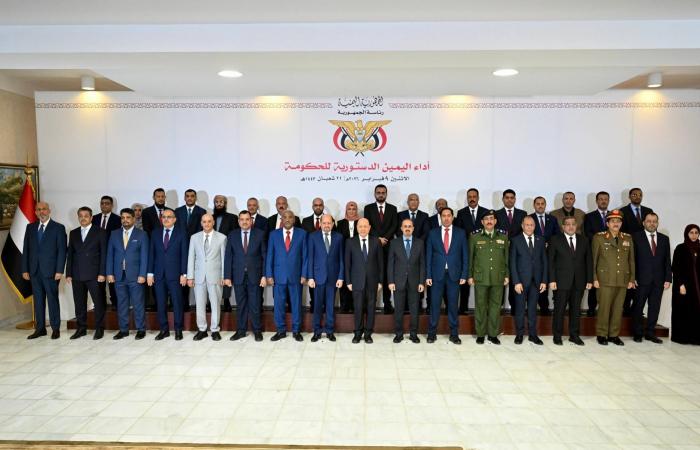 العليمي
      يرسم
      خريطة
      عمل
      حكومة
      الزنداني
      ويحذر
      من
      الفشل