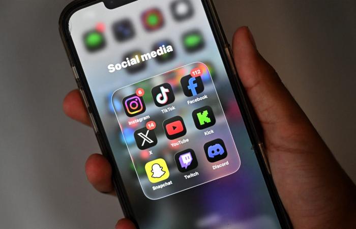 "كازينو رقمي للأطفال".. شابة تتهم منصات التواصل الاجتماعي بإدمان مدمّر