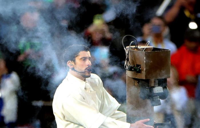 وردة حمراء وفستان "سالسا" أزرق..ليدي غاغا تفاجئ الحضور في "سوبر بول"