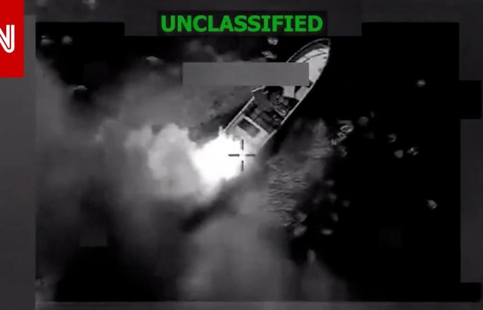 متابعة: لحظة شنّ الجيش الأمريكي غارة على زورق يُشتبه في تهريبه المخدرات بالمحيط الهادئ