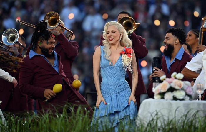 وردة حمراء وفستان "سالسا" أزرق..ليدي غاغا تفاجئ الحضور في "سوبر بول"