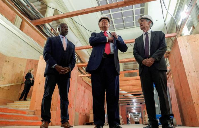 ترمب
      يرفع
      سقف
      التوقعات
      ويراهن
      على
      وورش
      لتحقيق
      نمو
      بنسبة
      15
      %