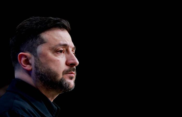 أوكرانيا:
      مقتل
      أربعة
      أشخاص
      في
      ضربة
      روسية...
      وزيلينسكي
      يبحث
      تحسين
      الدفاعات
      الجوية