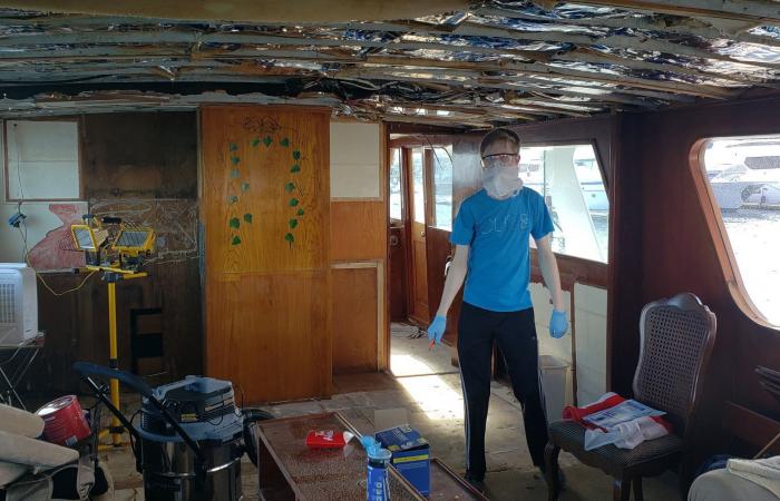 مشروع الأحلام.. ثنائي يحولان يختًا مُهملاً إلى منزل عائم