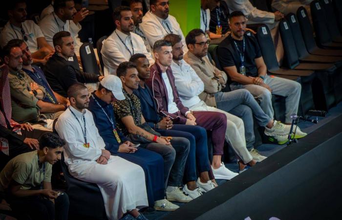 ربع
      النهائي
      يكتمل
      في
      «بريميير
      بادل»...
      ورونالدو
      يخطف
      الأنظار