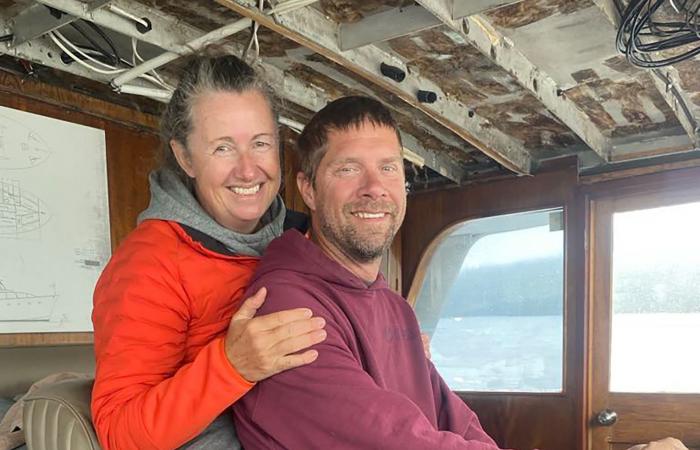 مشروع الأحلام.. ثنائي يحولان يختًا مُهملاً إلى منزل عائم