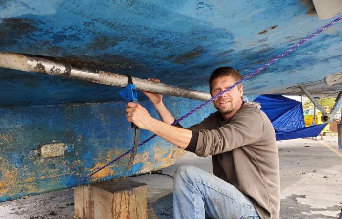 مشروع الأحلام.. ثنائي يحولان يختًا مُهملاً إلى منزل عائم