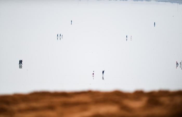 بحيرة في السعودية تُربك الناظرين إليها بسبب بياضها الاستثنائي