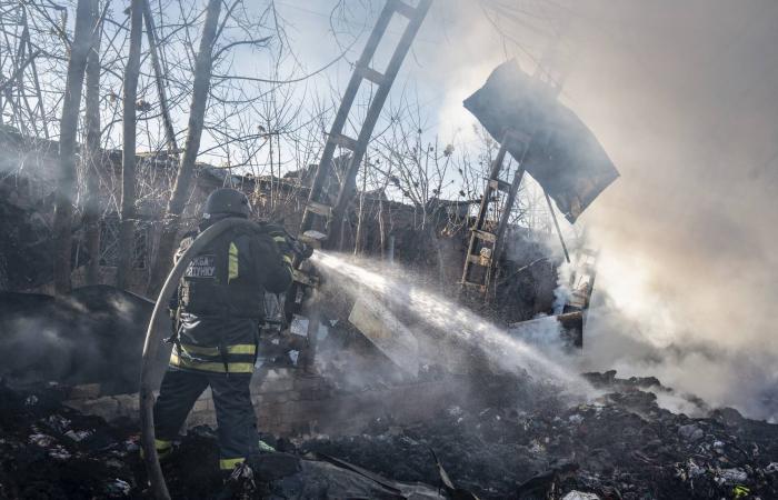 تقرير:
      زيلينسكي
      يعتزم
      الإعلان
      عن
      استفتاء
      شعبي
      وخطة
      للانتخابات
      في
      أوكرانيا