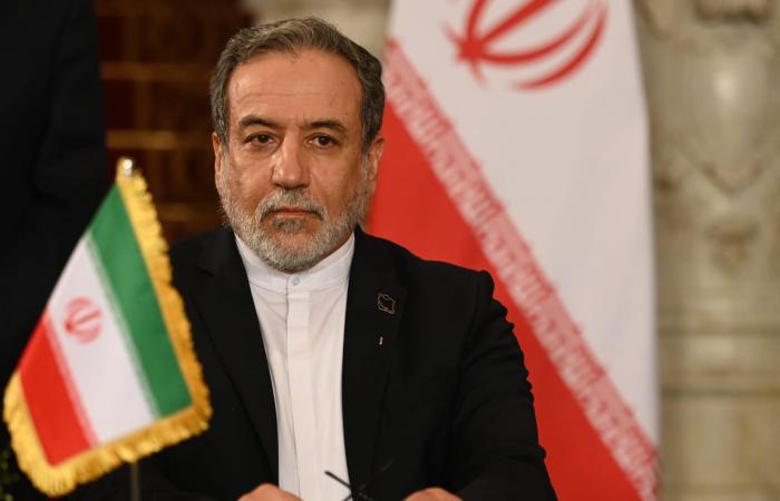 فيديو متداول لـ"ظهور وزير خارجية إيران على متن سفينة حربية".. ما حقيقته؟