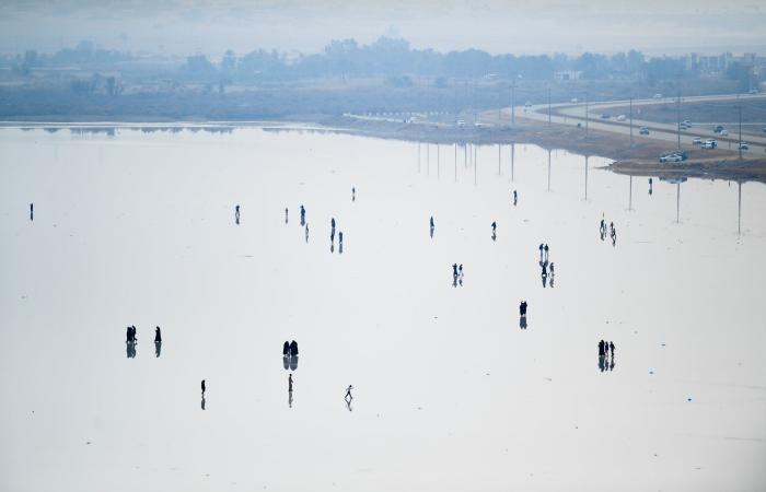 بحيرة في السعودية تُربك الناظرين إليها بسبب بياضها الاستثنائي