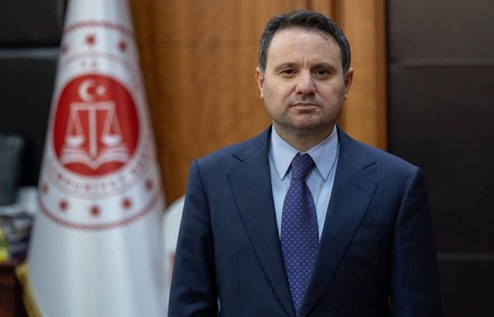 تركيا:
      تعديل
      وزاري
      شمل
      وزارتَي
      العدل
      والداخلية
      يفجّر
      جدلاً
      واسعاً