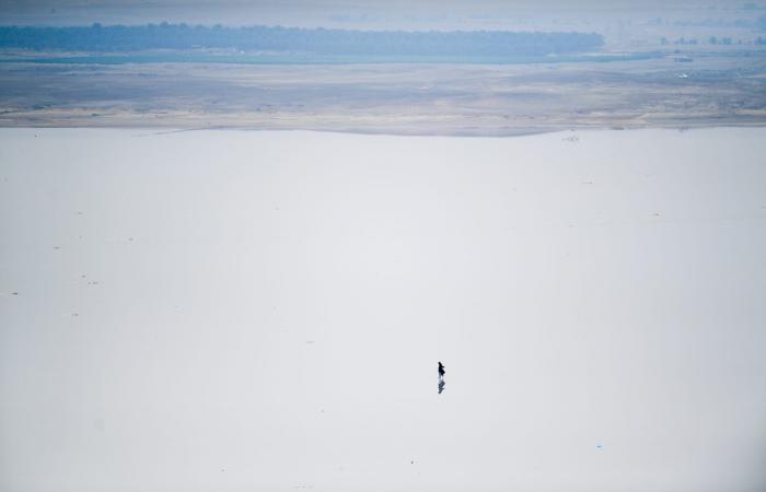 بحيرة في السعودية تُربك الناظرين إليها بسبب بياضها الاستثنائي