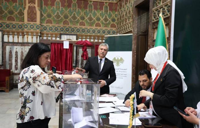 المتحدث
      باسم
      «اللجنة
      العليا
      للانتخابات»:
      إعلان
      تشكيل
      «مجلس
      الشعب»
      السوري
      لن
      يتأخر