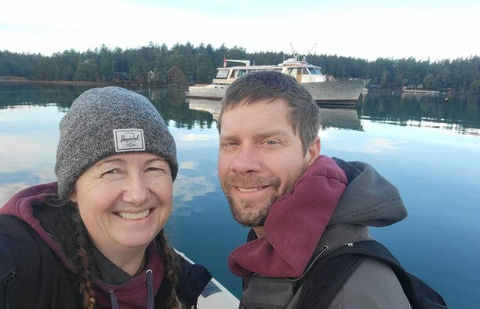 مشروع الأحلام.. ثنائي يحولان يختًا مُهملاً إلى منزل عائم