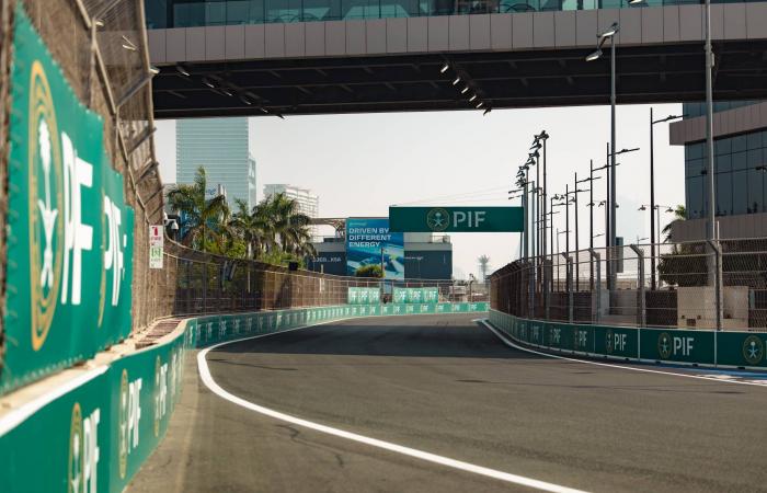 حلبة
      كورنيش
      جدة
      تحتضن
      تحدي
      20
      سائقاً
      في
      «فورمولا
      إي»