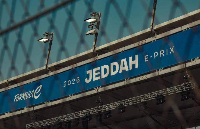 أخضر
      الشابات
      يدشن
      معسكر
      جدة