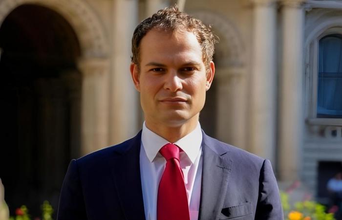 على
      خلفية
      إبستين...
      استقالة
      وزير
      شؤون
      مجلس
      الوزراء
      في
      بريطانيا