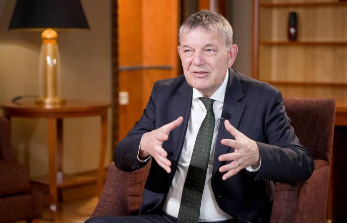 راكان
      بن
      سلمان...
      رجل
      القانون
      محافظاً
      للدرعية