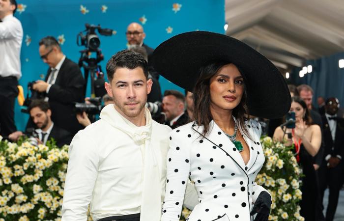 أناقة وحب على السجّادة الحمراء.. أبرز إطلالات ثنائيات المشاهير