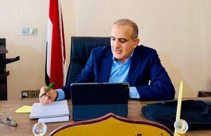 العليمي
      يطلب
      من
      لبنان
      وقف
      منصّات
      الحوثيين
      الإعلامية