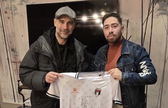 غوارديولا يوقع على قمصان فريق "غزة الإرادة" مبتوري الأطراف لكرة القدم