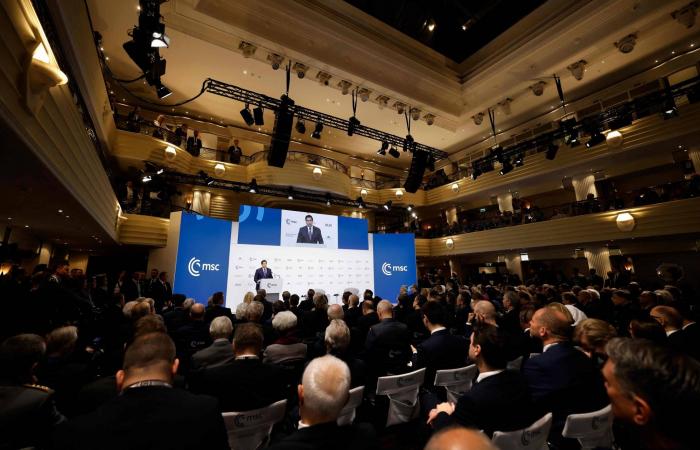 زيلينسكي
      يسخر
      من
      «بطن»
      أوربان
      في
      «مؤتمر
      ميونيخ
      للأمن»