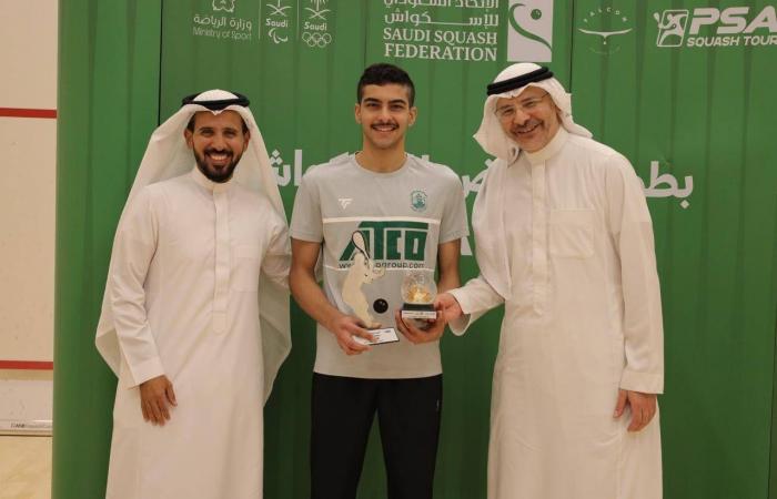 المصري
      كريم
      بدوي
      بطلاً
      لـ«إسكواش
      الرياض»
      للمحترفين