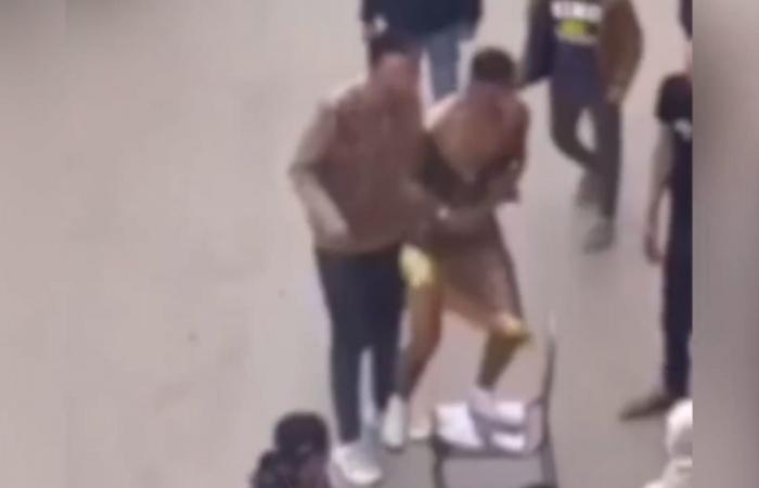 مصر.. فيديو إجبار شاب على ارتداء ملابس نسائية بالشارع والأمن يرد