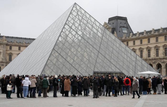 سرقة
      العصر
      وتلَف
      آثار
      وإضرابات…
      «اللوفر»
      يمر
      بأسوأ
      فصوله