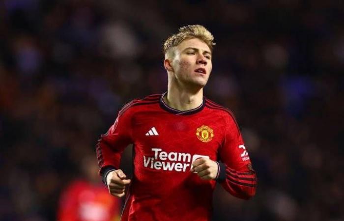 هل
      كاسيميرو
      لاعب
      فاشل
      أو
      مُفترىً
      عليه؟