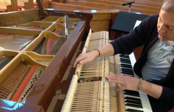 "طبيب البيانو".. قابلوا آخر من يعيد ضبط أصوات مختلف أنواع آلات البيانو المهجورة