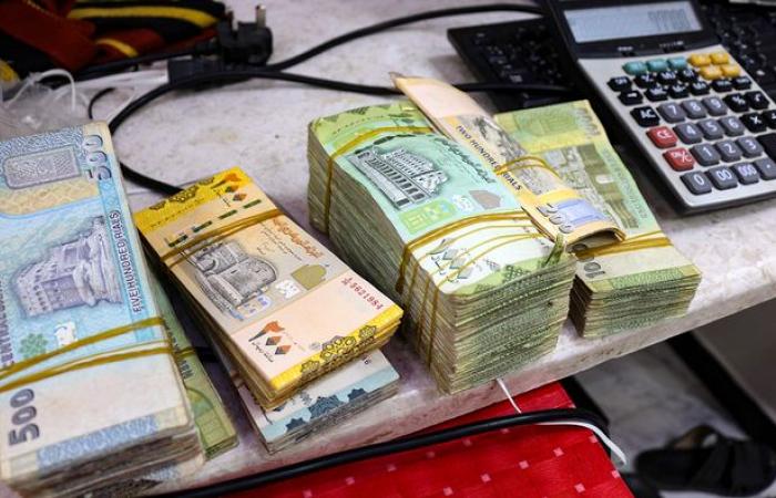 تحسن
      مفاجئ
      للريال
      اليمني
      يختبر
      ثقة
      السوق
      ويثير
      التساؤلات