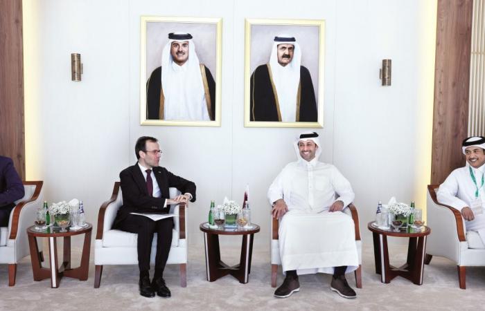 وزير البلدية يبحث العلاقات مع سفير فرنسا