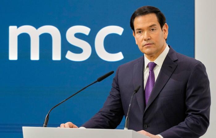 أول
      ظهور
      للمشتبه
      به
      في
      هجوم
      بونداي
      نافيد
      أكرم
      أمام
      المحكمة