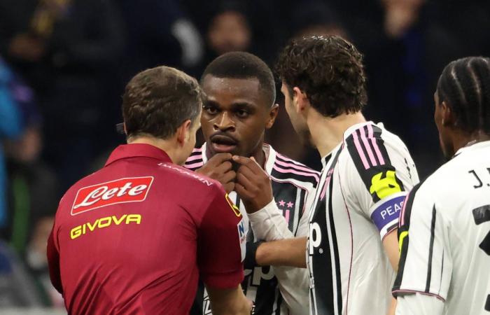 يوفنتوس
      يفتح
      النار
      على
      التحكيم...
      ويطالب
      برحيل
      «رئيس
      الحكام»