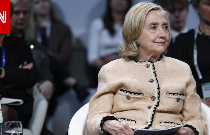 متابعة: هيلاري كلينتون تعلق على قضية إبستين التي ورد بها اسم زوجها بيل