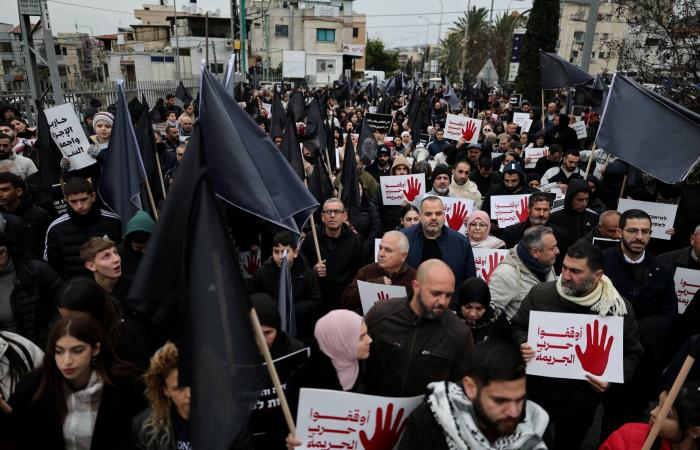 تقرير:
      «قتل
      يومي»...
      كيف
      تجتاح
      الجريمة
      العنيفة
      المجتمع
      العربي
      في
      إسرائيل