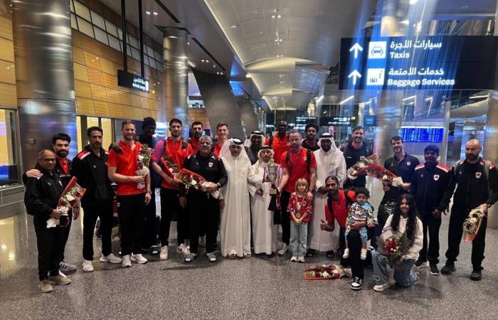 استقبال بالورود لأبطال طائرة «الرهيب»